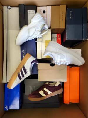 The photo shows a package with footwear in the category BS.