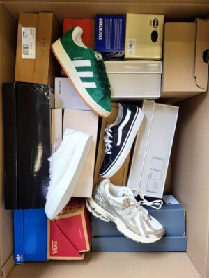 The photo shows a package with footwear in the category BS.