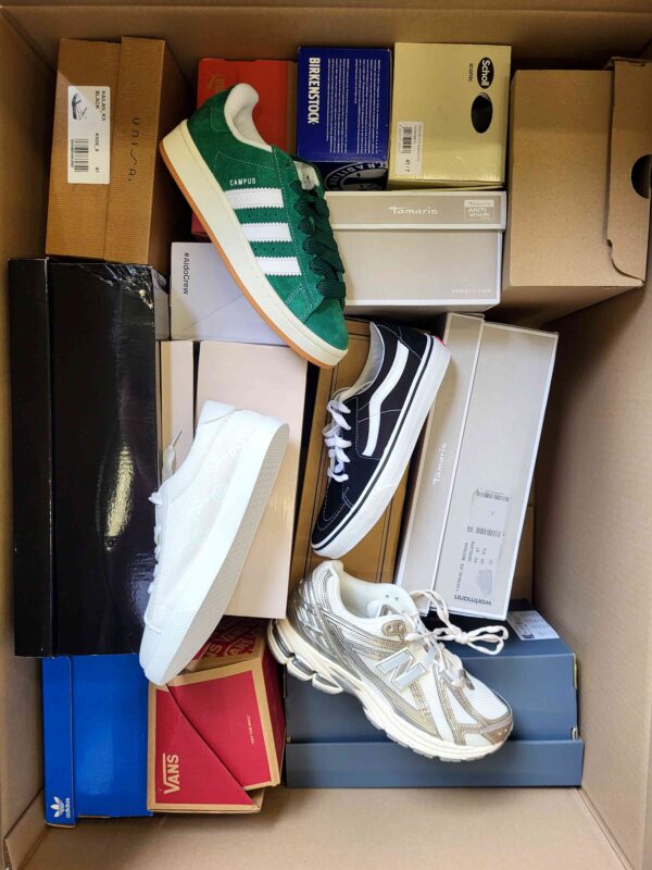 The photo shows a package with footwear in the category BS.