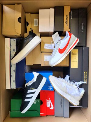 The photo shows a package with footwear in the category BS.