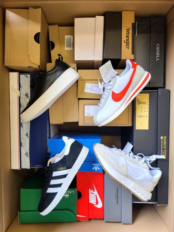The photo shows a package with footwear in the category BS.