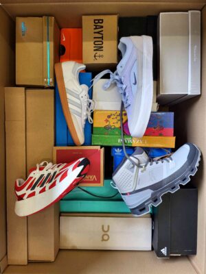 The photo shows a package with footwear in the category BS.