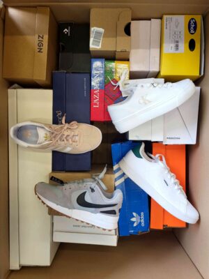 The photo shows a package with footwear in the category BS.