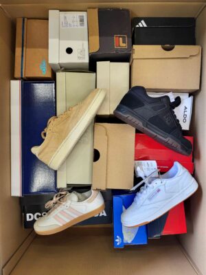 The photo shows a package with footwear in the category BS.