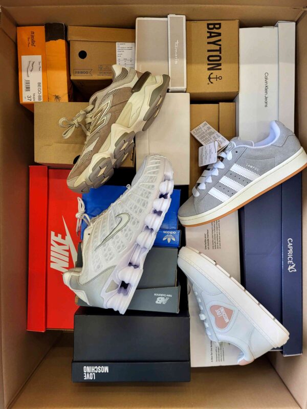 The photo shows a package with footwear in the category BS.