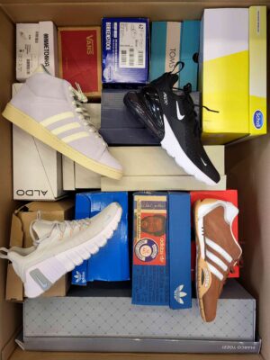 The photo shows a package with footwear in the category BS.