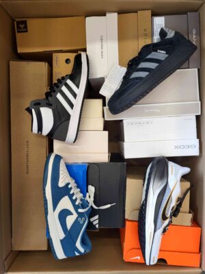 The photo shows a package with footwear in the category BS.