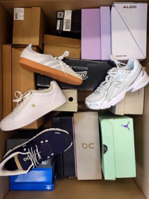 The photo shows a package with footwear in the category BS.