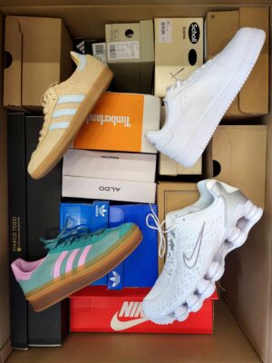 The photo shows a package with footwear in the category BS.