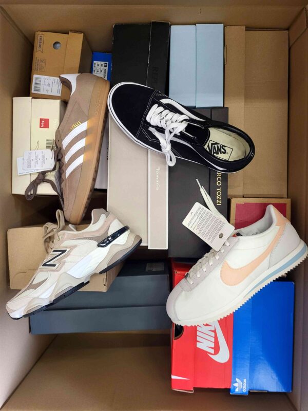 The photo shows a package with footwear in the category BS.