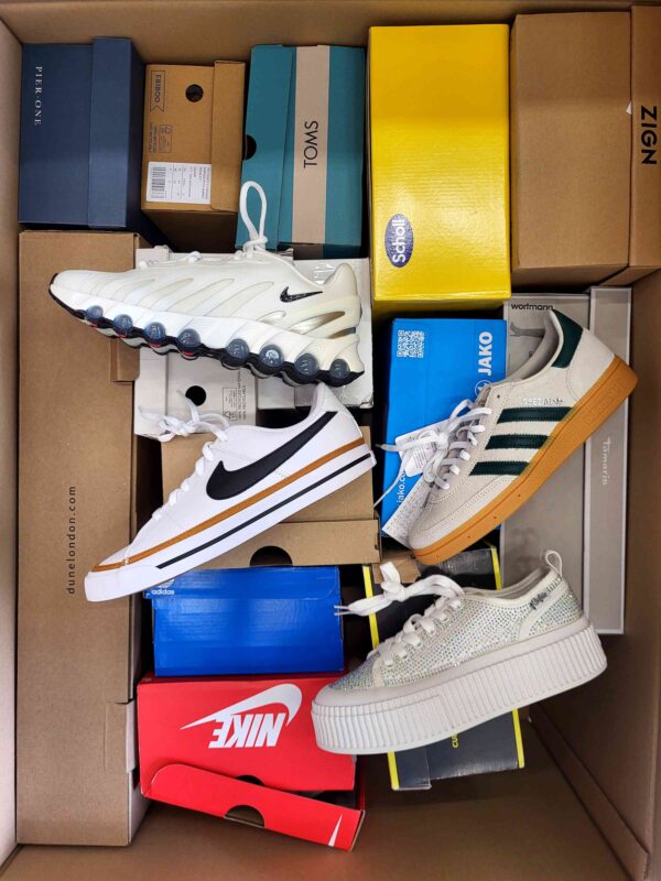 The photo shows a package with footwear in the category BS.