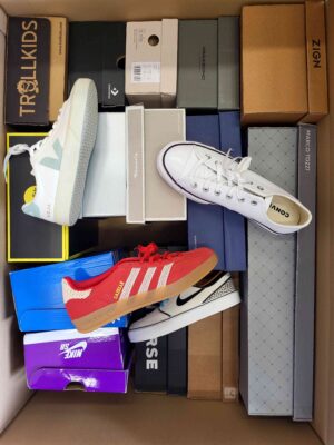 The photo shows a package with footwear in the category BS.
