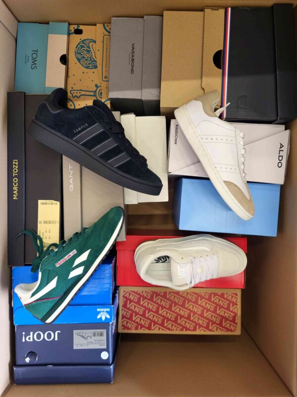 The photo shows a package with footwear in the category BS.