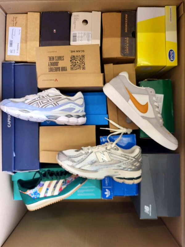 The photo shows a package with footwear in the category BS.