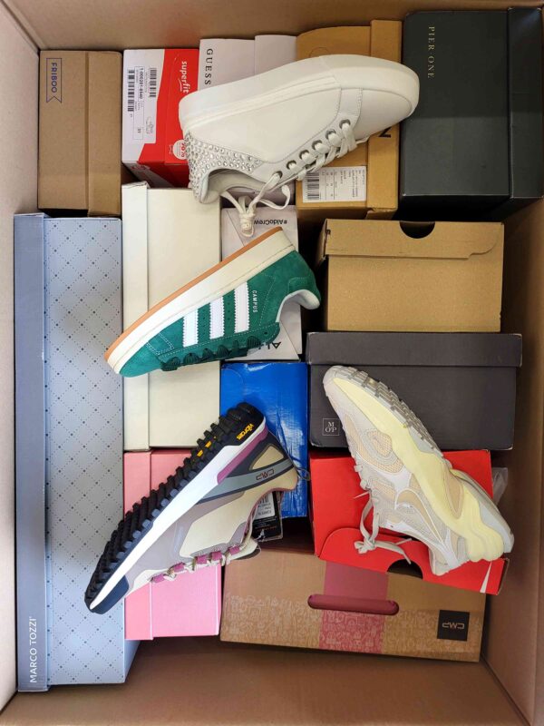 The photo shows a package with footwear in the category BS.
