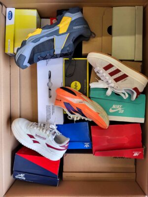 The photo shows a package with footwear in the category BS.