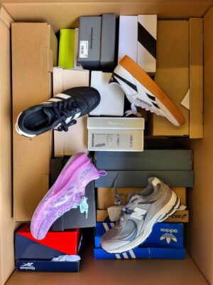 The photo shows a package with footwear in the category BS.