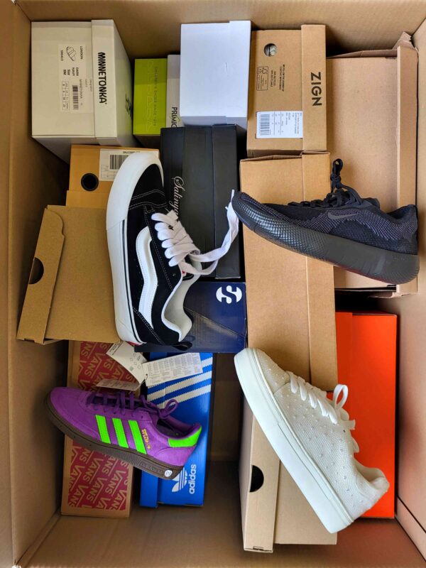 The photo shows a package with footwear in the category BS.