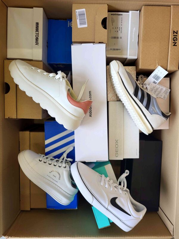 The photo shows a package with footwear in the category BS.