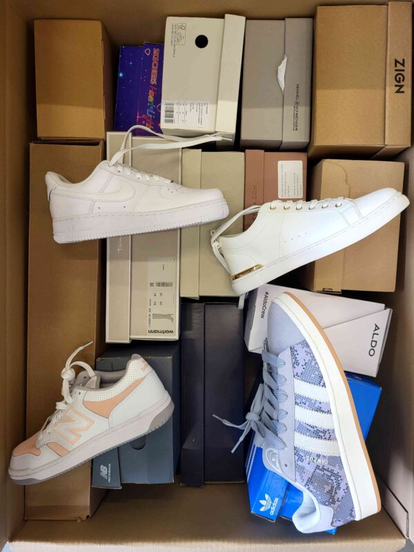 The photo shows a package with footwear in the category BS.