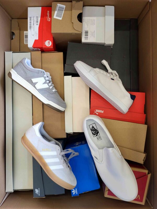 The photo shows a package with footwear in the category BS.