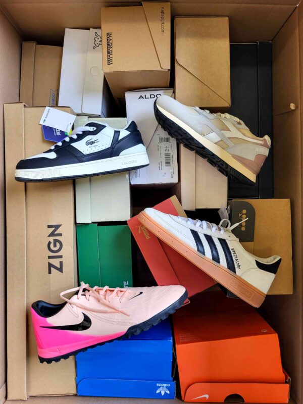 The photo shows a package with footwear in the category BS.