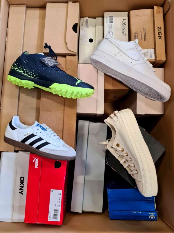 The photo shows a package with footwear in the category BS.