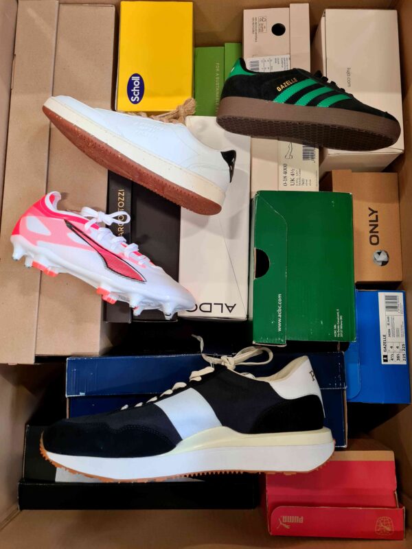 The photo shows a package with footwear in the category BS.