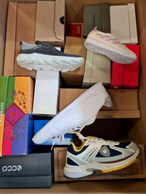 The photo shows a package with footwear in the category BS.