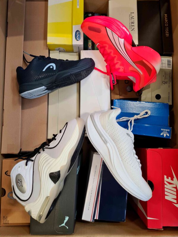 The photo shows a package with footwear in the category BS.