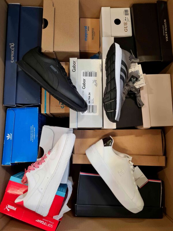 The photo shows a package with footwear in the category BS.