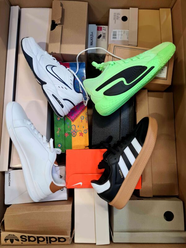 The photo shows a package with footwear in the category BS.