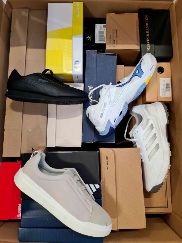 The photo shows a package with footwear in the category BS.
