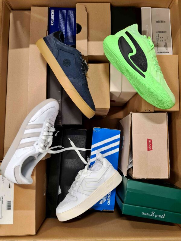 The photo shows a package with footwear in the category BS.