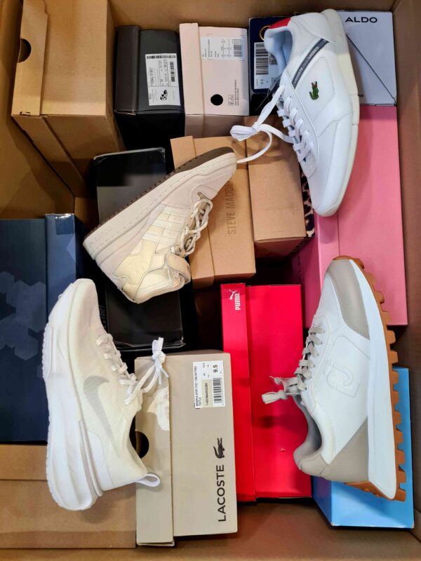 The photo shows a package with footwear in the category BS.