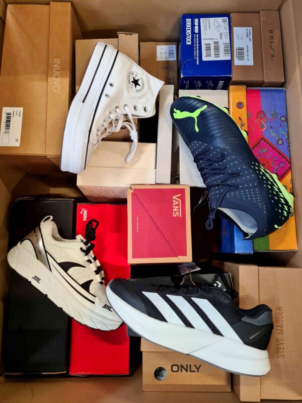 The photo shows a package with footwear in the category BS.
