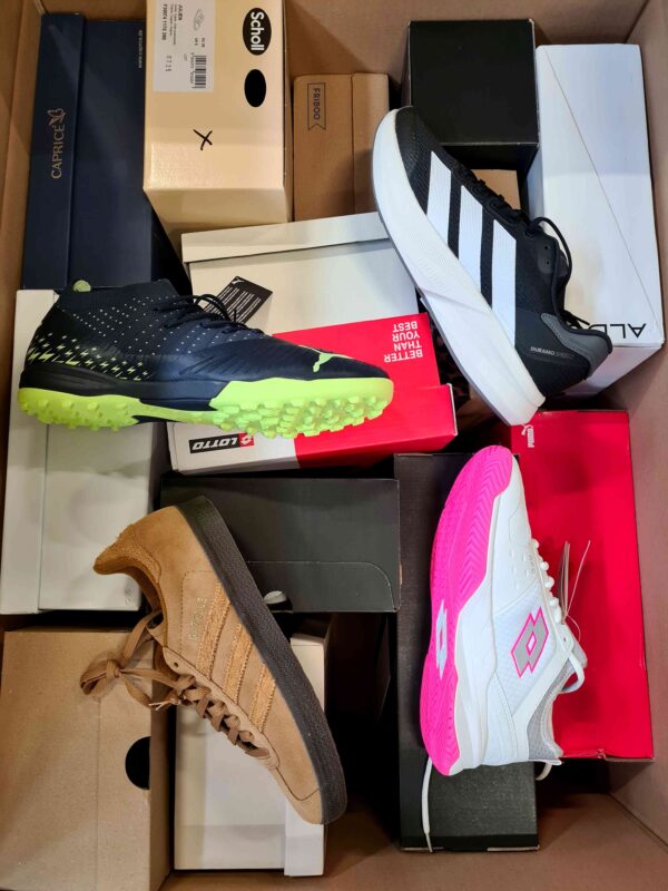 The photo shows a package with footwear in the category BS.