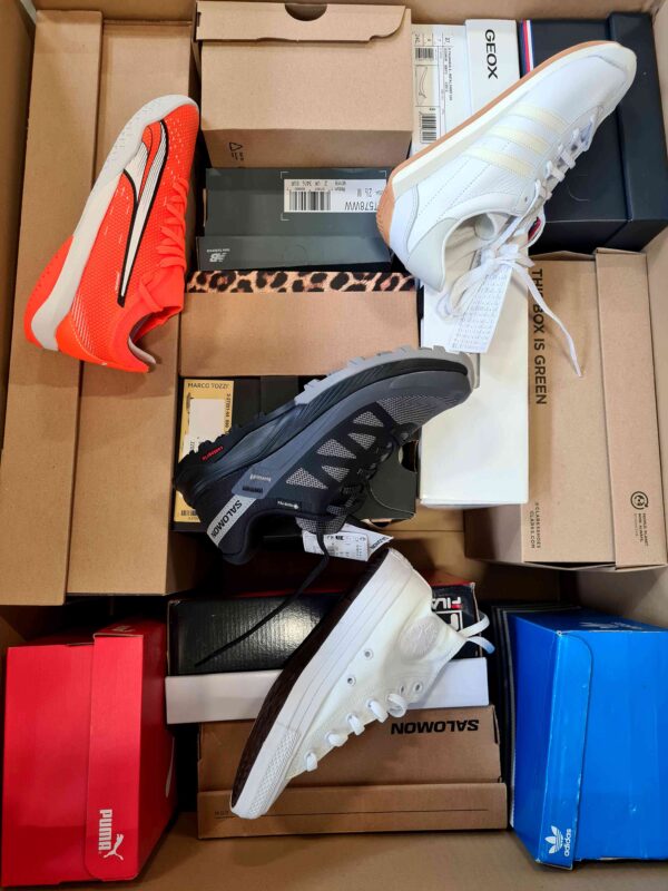 The photo shows a package with footwear in the category BS.