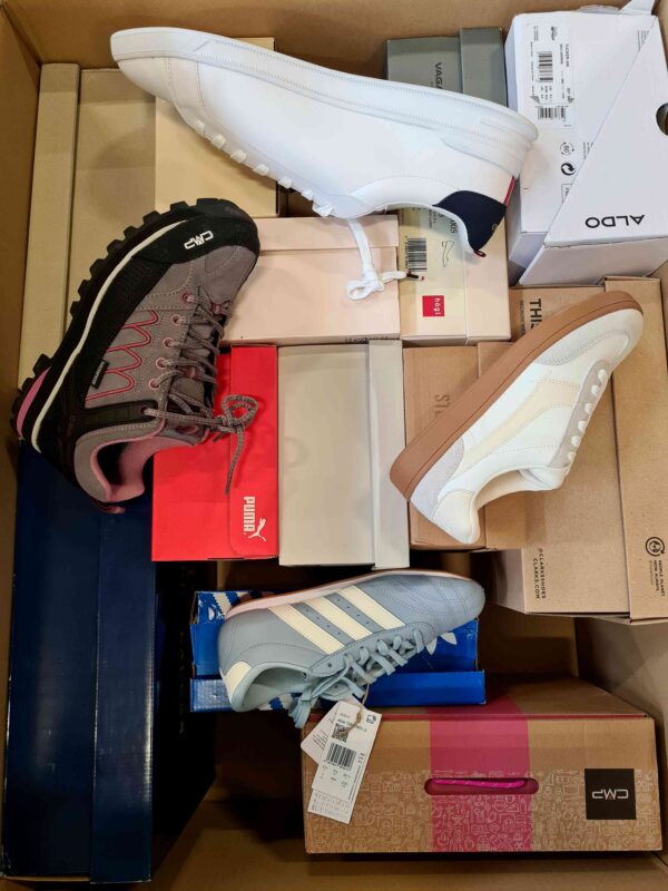 The photo shows a package with footwear in the category BS.