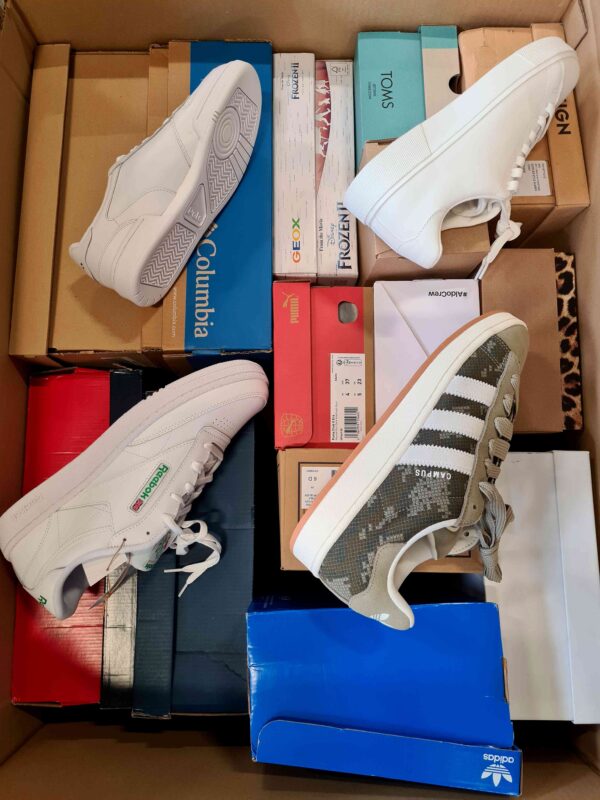 The photo shows a package with footwear in the category BS.