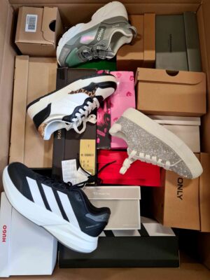The photo shows a package with footwear in the category BS.