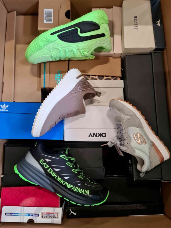 The photo shows a package with footwear in the category BS.