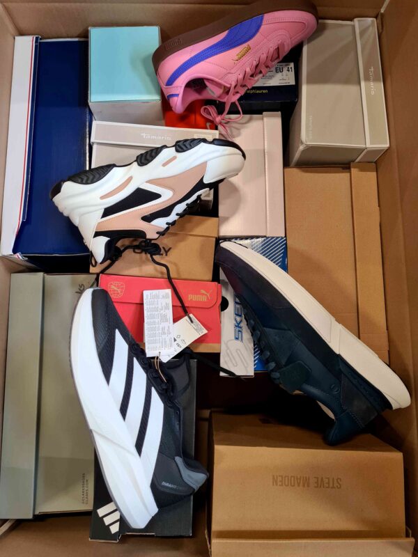 The photo shows a package with footwear in the category BS.