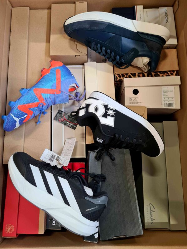 The photo shows a package with footwear in the category BS.