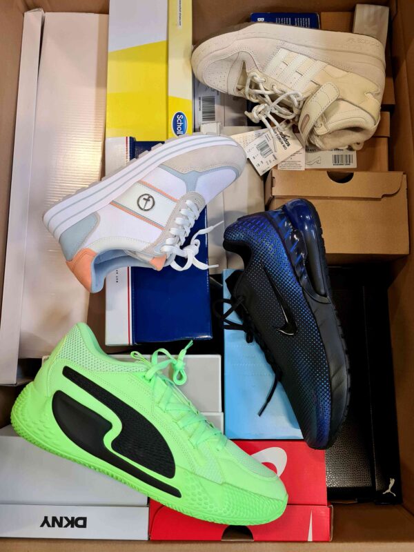 The photo shows a package with footwear in the category BS.