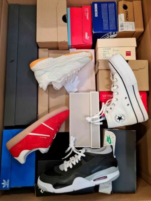 The photo shows a package with footwear in the category BS.