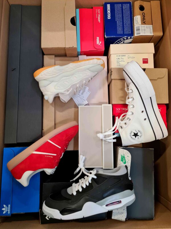 The photo shows a package with footwear in the category BS.