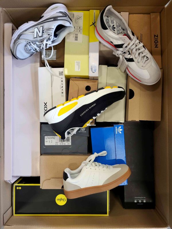 The photo shows a package with footwear in the category BS.