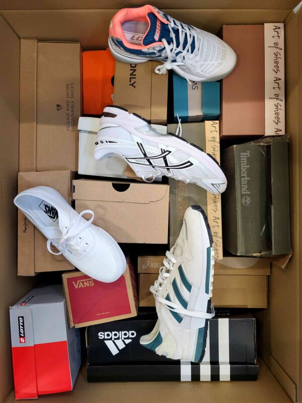 The photo shows a package with footwear in the category BS.