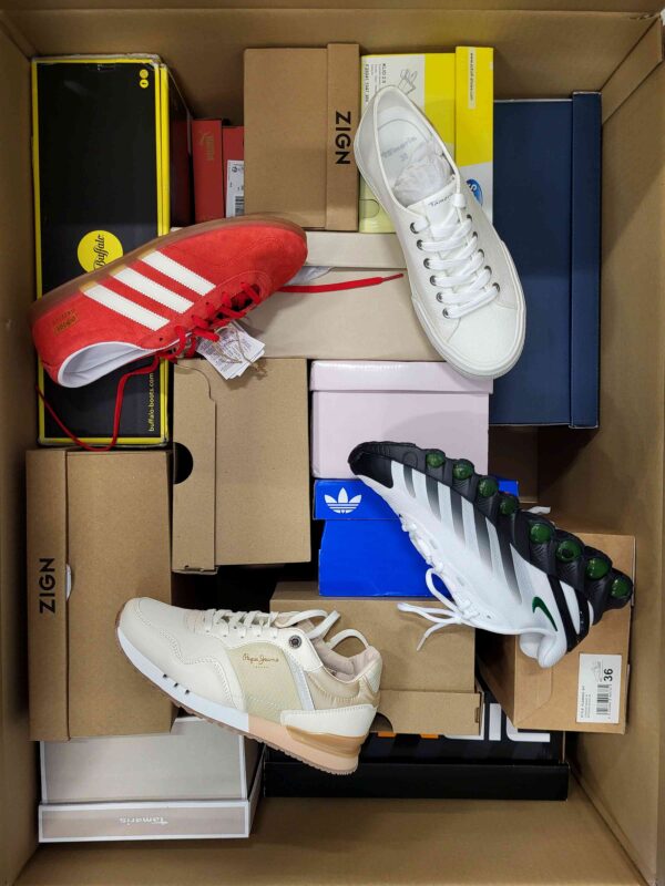 The photo shows a package with footwear in the category BS.
